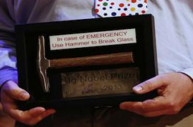 Boire rend irrésistible : une équipe française reçoit l'anti-Nobel