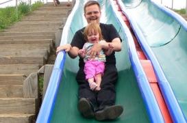 Toboggans : prendre son enfant sur les genoux est une mauvaise idée