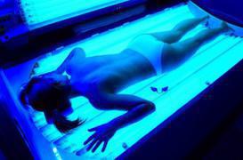 Cabines de bronzage : les médecins veulent interdire la pub