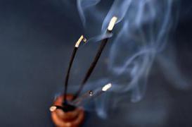 Bougies et encens toxiques bientôt retirés du marché