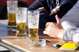 Amsterdam : des alcooliques nettoient les rues pour de la bière