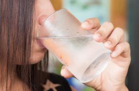 Boire de l'eau pour manger moins et mieux