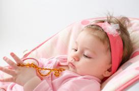 Bébés : risque de strangulation avec des colliers d’ambre 