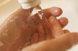Maladies hivernales : 80% des microbes transmis par les mains