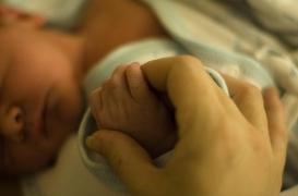 Jumeau parasite : un bébé naît avec un foetus dans l'estomac