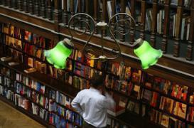 Des traces de cocaïne et d’herpès sur des livres de bibliothèque