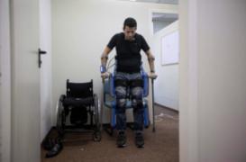 Un exosquelette permet aux paraplégiques de remarcher