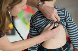 Le stéthoscope transmet autant de bactéries que les mains du médecin