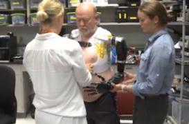 Un homme amputé contrôle ses bras bioniques par la pensée