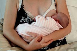 Des femmes payées pour allaiter leur enfant