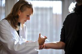 Sandrine Hurel : la députée qui doit réconcilier les Français avec la vaccination 