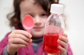 Toux de l'enfant : les placebos font aussi bien que les sirops