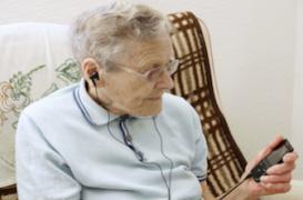 A tous les âges, les Français négligent leur audition   