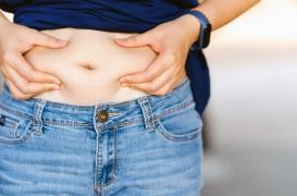 Douleurs chroniques chez les femmes : un lien observé avec la graisse abdominale