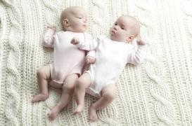 Naissance de deux jumeaux conçus ... à trois semaine d'écart !