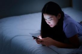 La lumière bleue stimule le corps pendant la nuit