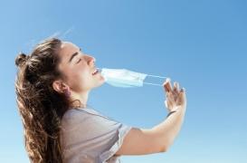 Covid : a-t-on laissé tomber le masque trop tôt ?