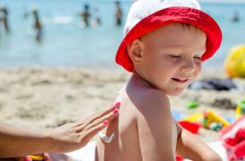 Crèmes solaires : pourquoi l'UFC-Que Choisir attaque  5 marques