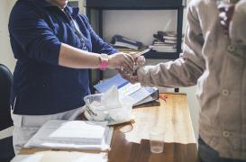 VIH : un séropositif sur deux est sous antirétroviraux