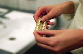 Pourquoi la pilule passe moins bien chez les jeunes femmes