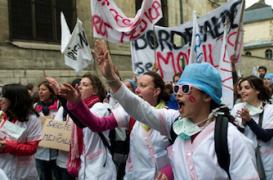Les sages-femmes de nouveau dans la rue  