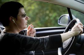 Sécurité routière : oui aux boîtes noires, non aux kits mains libres ?