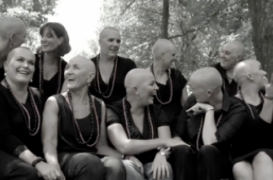 Cancer du sein : 11 femmes se rasent le crâne en soutien à leur amie