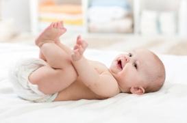 Tête plate : faire dormir les enfants sur le dos reste un impératif