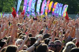 Les bracelets des festivals sont des nids à bactéries
