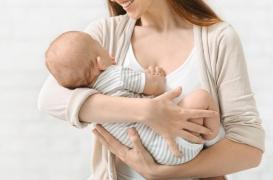 Pourquoi les bébés s’endorment mieux quand ils sont bercés? 