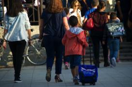 Les parents prennent des risques sur le chemin de l'école