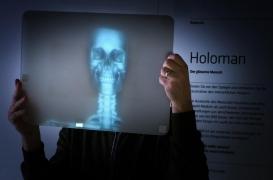 Une caméra permet de voir à travers le corps humain