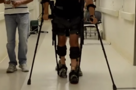Un paraplégique remarche avec à un exosquelette 