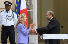 Quand nos politiques abandonnent les gestes barrière