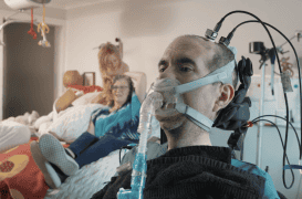 Maladie de Charcot : grâce à un implant cérébral, il retrouve sa voix et son autonomie