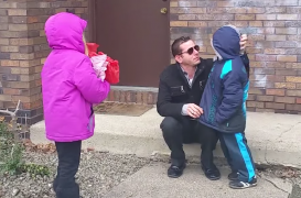 VIDEO - Un daltonien distingue les couleurs pour la première fois