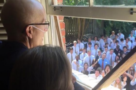 Cancer : 400 élèves soutiennent leur professeur en chantant