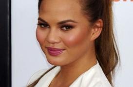 Chrissy Teigen et la pression de l'allaitement : il faut 