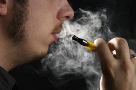 Vapoter au travail est désormais interdit