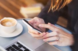 Smartphone: les mains des adolescents sont en train de muter