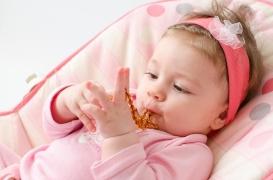 Colliers d’ambre : la majorité présente des dangers pour les bébés