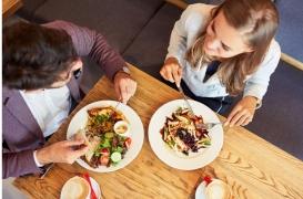 Alimentation : accompagnés par une femme, les hommes mangent davantage 