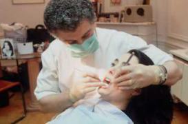 Deux pâtes dentaires à base d’arsenic bientôt retirées du marché