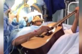 Inde : un musicien joue de la guitare pendant une neurochirurgie