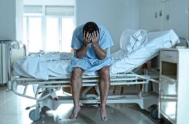 Les médecins lui enlèvent le mauvais œil, il devient aveugle