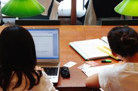 Les études retardent la maternité