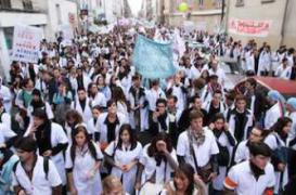 Des professionnels manifestent contre les écoles de médecine privées