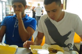 VIDEO. Le hamburger le plus épicé au monde conduit aux urgences 