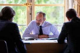 Barbe blanche d’Edouard Philippe : qu'est-ce que le vitiligo ?