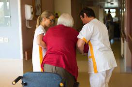 Elle est exclue du lycée pour avoir filmé des malades d'Alzheimer